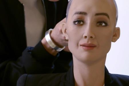 Prefinjen humanoidna robotka Sofija